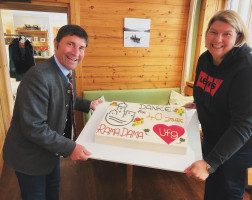 Bürgermeister Kemmelmeyer bedankte sich bei der Vorsitzenden Sabine Fister und der SPD Unterföhring für den unermüdlichen Einsatz seit 40 Jahren zum Wohle unserer Gemeinde und überreichte als Dank und Anerkennung eine riesengroße Torte.