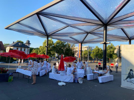 Tische endlich im Schatten