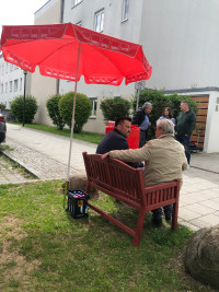 Rote Bank mit Bürgermeisterkandidat Florian Klietsch und interessierten Bürgern