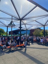 Der Bürgerhausvorplatz ist sehr gut gefüllt, bei besten Mai-Wetter.