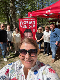 Sabine Fister mit Teil des SPD-Ostereier-Teams.